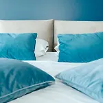 C House Rooms Lake