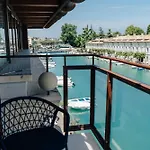 C House Rooms Lake